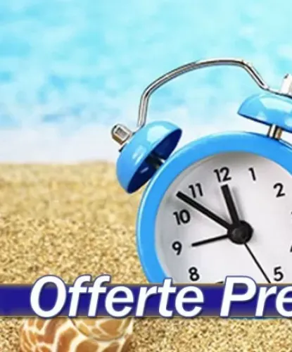 Sveglia blu su sabbia, mare estivo. Offerte prenota prima.